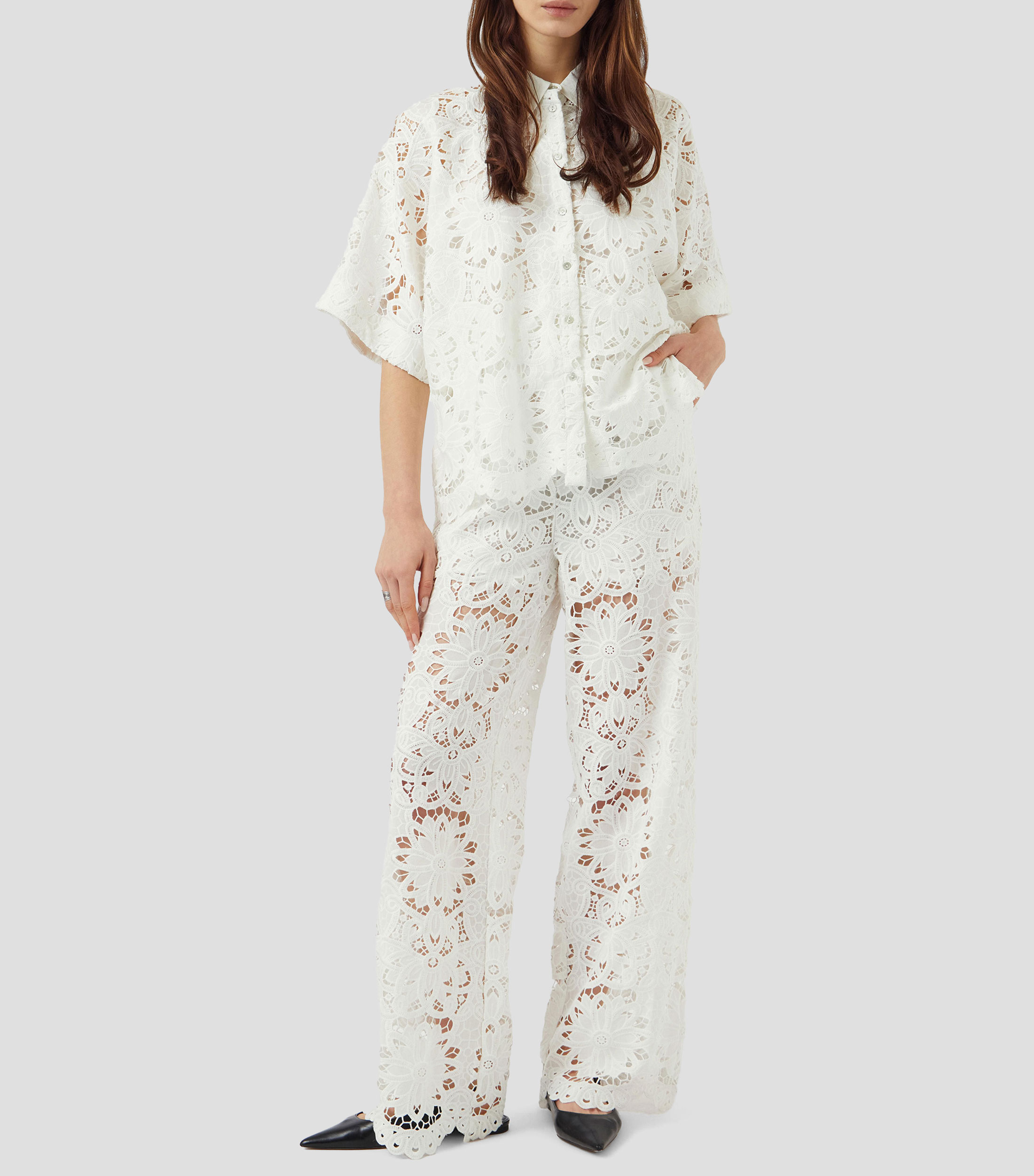 Pantalón de encaje calado con corte recto, pretina elástica y diseño floral Mujer
